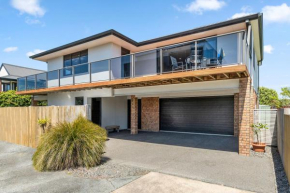 Sparkling Ocean Views - Papamoa Holiday House